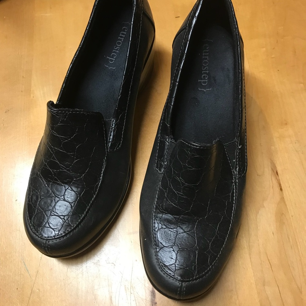 Shoes - Picture 2 of 5